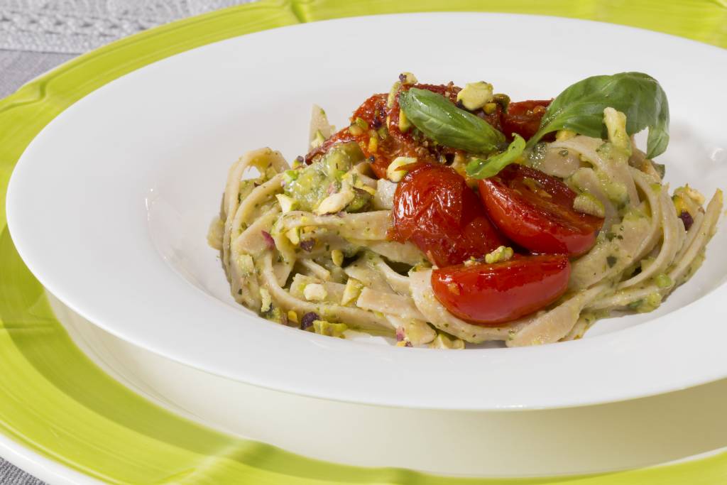 Spaghetti al pesto di zucchine - Audio ricetta Ipocucino - Ingredienti ...